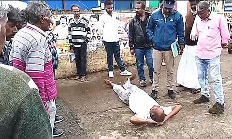 கோத்தகிரி தாசில்தார் அலுவலகம் முன்பு தரையில் படுத்து முதியவர் நூதன போராட்டம்