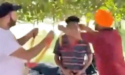 மோட்டார் சைக்கிள் திருடனுக்கு மாலை அணிவித்து மரியாதை செலுத்திய கிராம மக்கள்
