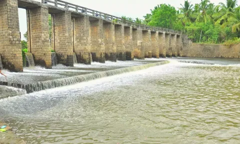 மழையின் காரணமாக சுசீந்திரம் சோழன் திட்டை அணைக்கட்டில் இருந்து வெளியேறும் தண்ணீரை காணலாம்.