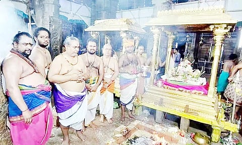 மதுரை மீனாட்சி அம்மன் கோவிலில் 5 பெரிய கோபுரங்களுக்கு இன்று பாலாலயம்: யாக குண்டம் அமைத்து சிறப்பு பூஜை