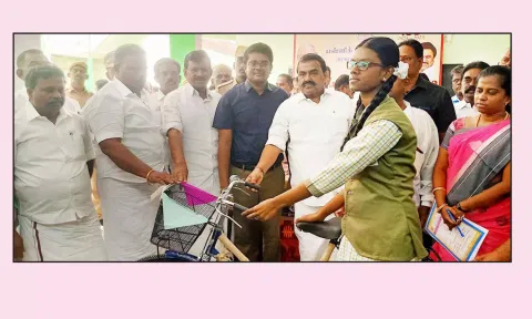 விழாவில் அமைச்சர் ராஜகண்ணப்பன் மாணவ, மாணவிகளுக்கு விலையில்லா சைக்கிள் களை வழங்கிய காட்சி. அருகில் கலெக்டர் விஷ்ணுசந்திரன் மற்றும் பலர் உள்ளனர்.