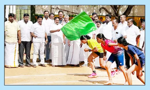 விளையாட்டு போட்டியை அமைச்சர் ராஜகண்ணப்பன் கொடியசைத்து தொடங்கி வைத்தார்.