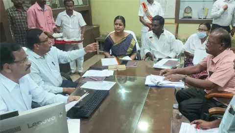 ஆத்தூர் நகராட்சி பகுதியில் தமிழ்நாடு குடிநீர் வடிகால் வாரிய நிர்வாக இயக்குனர் தட்சிணாமூர்த்தி, கலெக்டர் கார்மேகம் ஆகியோர் குடிநீர் வாரிய அதிகாரிகளிடம் ஆலோசனை நடத்திய காட்சி.