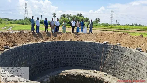 திறந்த வெளி கிணறு அமைக்கும் பணியை மாவட்ட தோட்டக்கலை துணை இயக்குனர் சசிகலா ஆய்வு செய்த போது எடுத்த படம்.