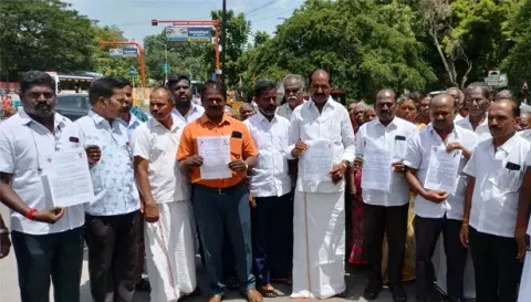 மேட்டுப்பட்டி தாதனூர் பகுதி கிராம மக்கள் மனு அளிக்க வந்த காட்சி.