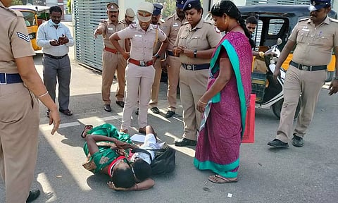 சேலம் கலெக்டர் அலுவலகத்தில் அ.தி.மு.க பெண் கவுன்சிலர் குழந்தைகளுடன் தரையில் படுத்து தர்ணா