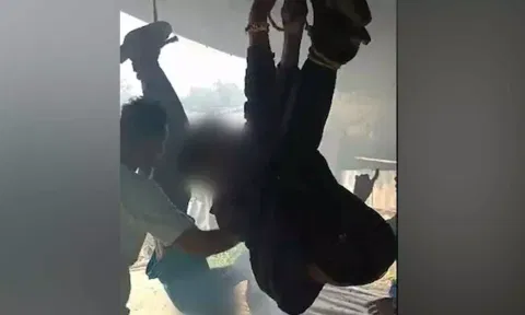 வாலிபர்களை தலைகீழாக தொங்க விட்டு சித்ரவதை செய்த காட்சி.