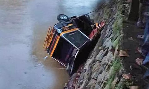 கேரளாவில் ஆற்றில் ஆட்டோ கவிழ்ந்து பெண் பலி