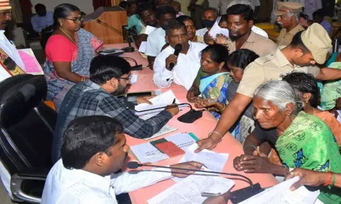 கடலூர் கலெக்டர் அலுவலகத்தில் நடந்த குறைகேட்பு நாள் கூட்டத்தில் கலெக்டர் அருண் தம்புராஜ் பொதுமக்களிடம் மனுக்கள் பெற்ற காட்சி.