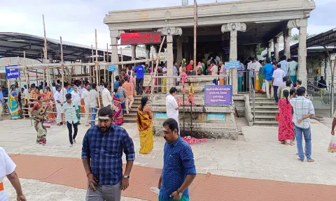 சென்னிமலை முருகன் கோவிலில் ஏராளமான பக்தர்கள் சாமி தரிசனம்