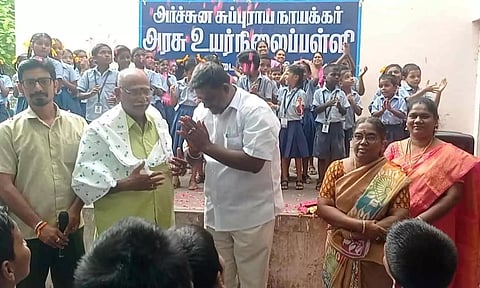 அரசு உயர் நிலை பள்ளியில் ஆசிரியர் தின விழா கொண்டாடிய போது எடுத்த படம்.