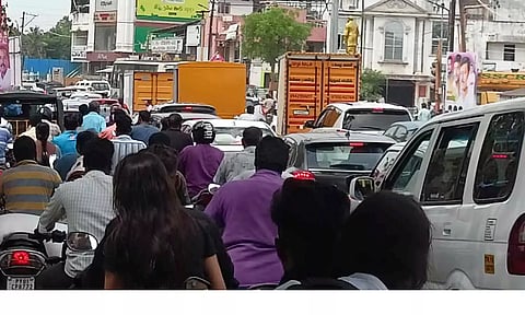 போக்குவரத்து நெரிசலில் சிக்கிய வாகனங்கள் அணிவகுத்து நின்ற காட்சி.