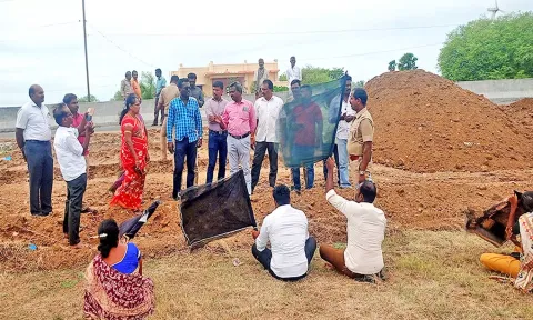 குடும்பத்தினருடன் தர்ணாவில் ஈடுபட்ட வக்கீல்.