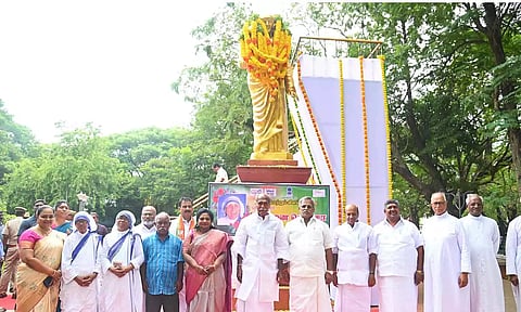 அன்னை தெரசா சிலைக்கு கவர்னர் தமிழிசை, முதல்-அமைச்சர் ரங்கசாமி, சபாநாயகர் ஏம்பலம் செல்வம் அமைச்சர் லட்சுமி நாராயணன் மற்றும் எம்.எல்.ஏ.க்கள் மாலை அணிவித்து மரியாதை செலுத்திய காட்சி.