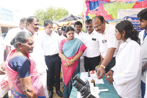 கால்நடை மருத்துவ முகாமை அமைச்சர் கீதாஜீவன் தொடங்கி வைத்தபோது எடுத்தபடம்.