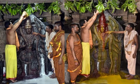 வீரபத்திரர்-தேன் அபிஷேகம்