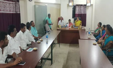 நிலக்கோட்டை பேரூராட்சி கூட்டத்தில் கலந்துகொண்டவர்கள்.