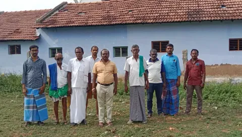 குடியிருப்பு பகுதியில் கால்வாய் அமைக்க எதிர்ப்பு தெரிவித்து ஜலகண்டாபுரம் பெரிய ஏரி கிணறு பகுதியில் திரண்ட விவசாயிகள்.