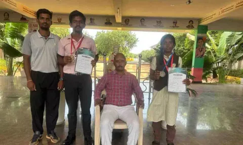 தடகள போட்டிக்கு தேர்வான மாணவர்கள்.