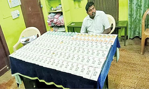 பறிமுதல் செய்யப்பட்ட லாட்டரியை படத்தில் காணலாம்.