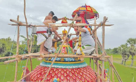 கோபுர கலசங்களில் புனிதநீர் ஊற்றி கும்பாபிஷேகம் நடைபெற்றது.
