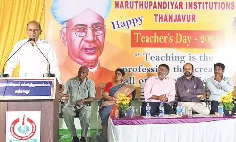 தஞ்சை கல்லூரியில் ஆசிரியர் தினவிழா கொண்டாடப்பட்டது.