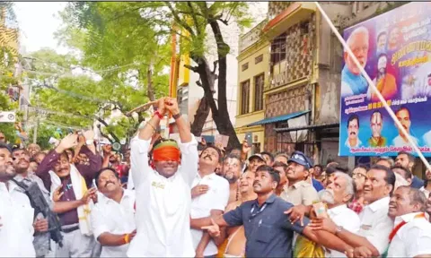 கிருஷ்ண ஜெயந்தி விழா - ஸ்ரீவில்லிபுத்தூரில் கண்களை கட்டிக்கொண்டு உறியடித்த அண்ணாமலை
