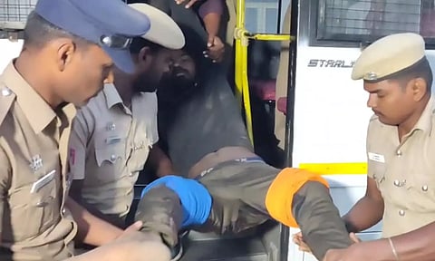 பல்லடம் அருகே 4 பேர் படுகொலை: குற்றவாளி மீது போலீசார் துப்பாக்கிச்சூடு- கால் முறிந்த நிலையில் சிகிச்சை