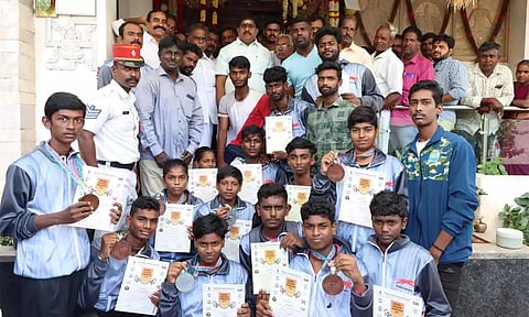 தேசிய கிக் பாக்ஸிங் போட்டியில்&nbsp; பதக்கங்களை குவித்து வீரர்களுக்கு அமைச்சர் நமச்சிவாயம் வாழ்த்து தெரிவித்த காட்சி.