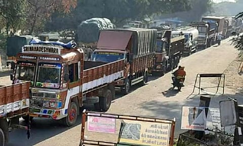 விபத்தில் 6 பேர் பலியான சம்பவம் எதிரொலி: தேசிய நெடுஞ்சாலையில் நிறுத்திய 40 கனரக வாகனங்களுக்கு அபராதம்