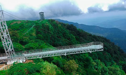 குமுளி அருகே சுற்றுலா பயணிகளை கவரும் கண்ணாடி பாலம் திறப்பு