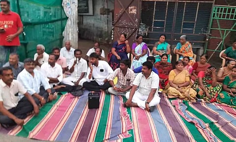 தர்ணாவில் ஈடுபட்ட பொதுமக்கள்.