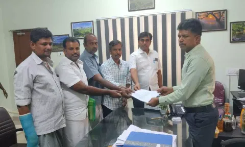 வன அதிகாரியிடம் விவசாயிகள் மனு அளித்தக் காட்சி.