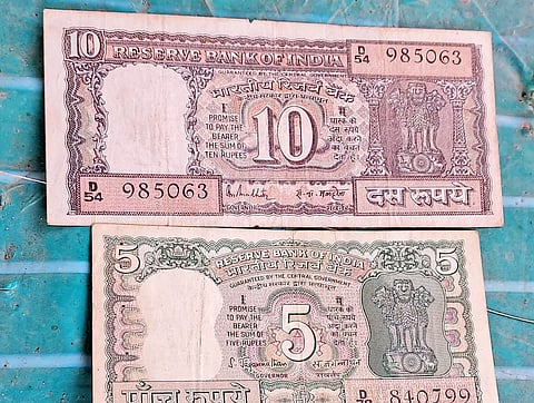 உடன்குடி பஜாரில் மூதாட்டியிடம் பழைய 10 ரூபாய் நோட்டுகளை வாங்க மறுத்த வியாபாரி - செல்லாது என கூறி வாக்குவாதம்