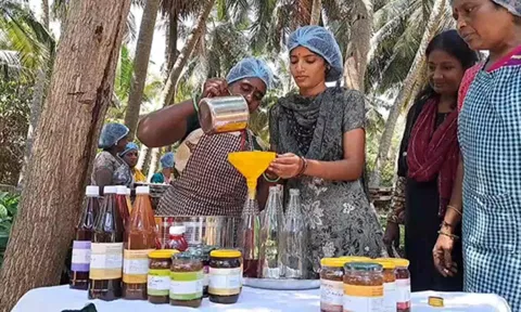 பாரம்பரிய  உணவு வகைகளை தயாரிக்கும் பெண்கள்.