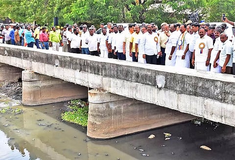 முருகன்குறிச்சி வாய்க்கால் பாலத்தை வேல்முருகன் தலைமையிலான சட்டப்பேரவை உறுதிமொழிக்குழுவினர் ஆய்வு செய்த காட்சி.&nbsp;&nbsp;
