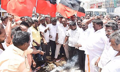 கடலூரில் மாநகர தி.மு.க. செயலாளர் ராஜா தலைமையில் சாமியார் உருவ பொம்மை எரித்து தி.மு.க.வினர் போராட்டம் நடத்திய காட்சி.