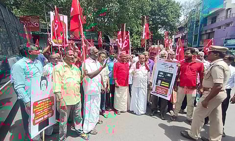 ரெயில் மறியல்  போராட்டத்தில் ஈடுபட்ட மார்சிஸ்டு கம்யூனிஸ்டு கட்சியினருக்கும் போலீசாருக்கும் இடையே வாக்குவாதம் ஏற்பட்ட காட்சி.