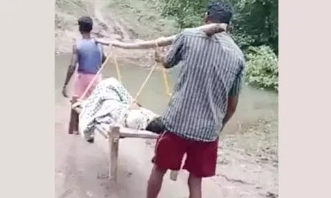 கர்ப்பிணியை ஆஸ்பத்திரிக்கு சுமந்து சென்ற காட்சி.