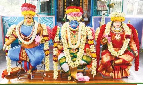 கிருஷ்ணர் ராதா-ருக்குமணி சமேதமாக பக்தர்களுக்கு அருள்பாலித்தார்.