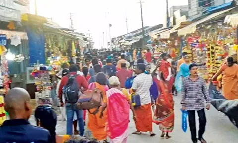 வேளாங்கண்ணியில் தேர் பவனியை முன்னிட்டு குவிந்துள்ள ஆயிரக்கணக்கானோர் பக்தர்கள்.