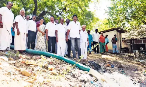 தஞ்சை சூரிய குளத்தில் தண்ணீர் நிரப்பும் பணியை மேயர் சண். ராமநாதன் தொடங்கி வைத்தார்.