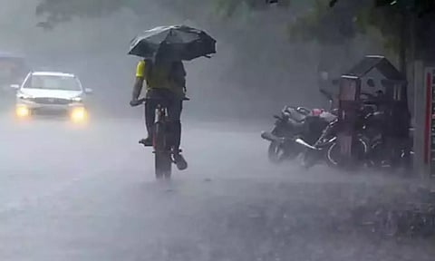 சென்னை மற்றும் புறநகர் பகுதிகளில் வெளுத்து வாங்கும் கனமழை