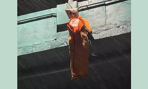 சாமியாரின் உருவப்பொம்மை பாலத்தில் தொங்கவிடப்பட்டு இருந்த காட்சி.