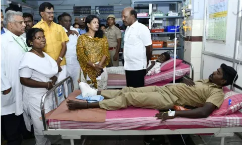 தேனி அரசு மருத்துவக்கல்லூரி மருத்துவமனையில் அமைச்சர் மா.சுப்பிரமணியன் ஆய்வு செய்தார். அருகில் மாவட்ட கலெக்டர் ஷஜீவனா மற்றும் பலர் உள்ளனர்.