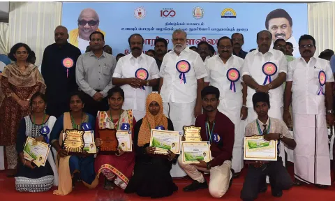 நுகர்வோர் தின விழாவில் வெற்றி பெற்ற மாணவ-மாணவிகளுக்கு பரிசுகளை அமைச்சர்கள் இ.பெரியசாமி, அர.சக்கரபாணி, பெரியகருப்பன் ஆகியோர் வழங்கினர். நிகழ்ச்சியில் கலெக்டர் பூங்கொடி உள்பட பலர் கலந்து கொண்டனர்.