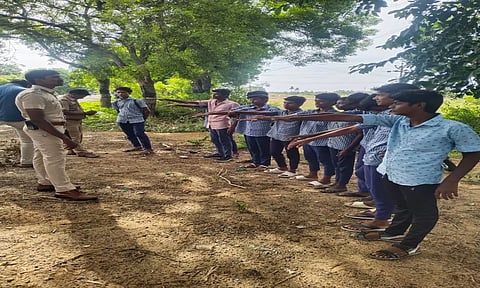 விக்கிரவாண்டி அடுத்த பனையபுரம் செக் ேபாஸ்டில் போலீஸ் சப்–-இன்ஸ்பெக்டர் காத்தமுத்து பஸ் படிக்கட்டில் தொங்கியபடி பயணம் செய்த மாணவர்களுக்கு உறுதிமொழி ஏற்க வைத்தகாட்சி.