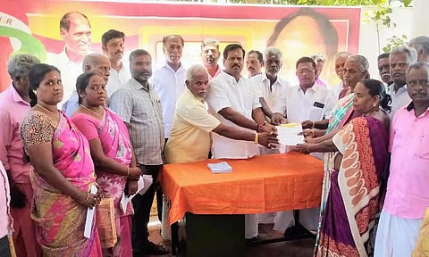 ஏம்பலம் தொகுதியில் லட்சுமிகாந்தன் எம்.எல்.ஏ. பயனாளிகளுக்கு நலத்திட்ட உதவிகள் வழங்கிய காட்சி.