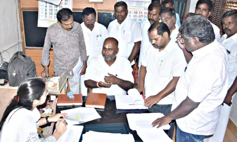 திருமங்கலத்தில் நடந்த வளர்ச்சிப்பணிகள் குறித்த ஆய்வுக்கூட்டத்தில் ஆர்.பி.உதயகுமார் எம்.எல்.ஏ. கலந்து கொண்டார்.&nbsp;