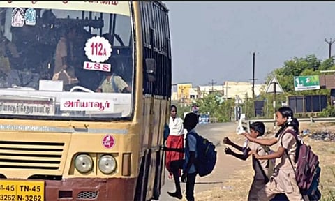6,418 மாணவர்களுக்கு இலவச பஸ் பாஸ்